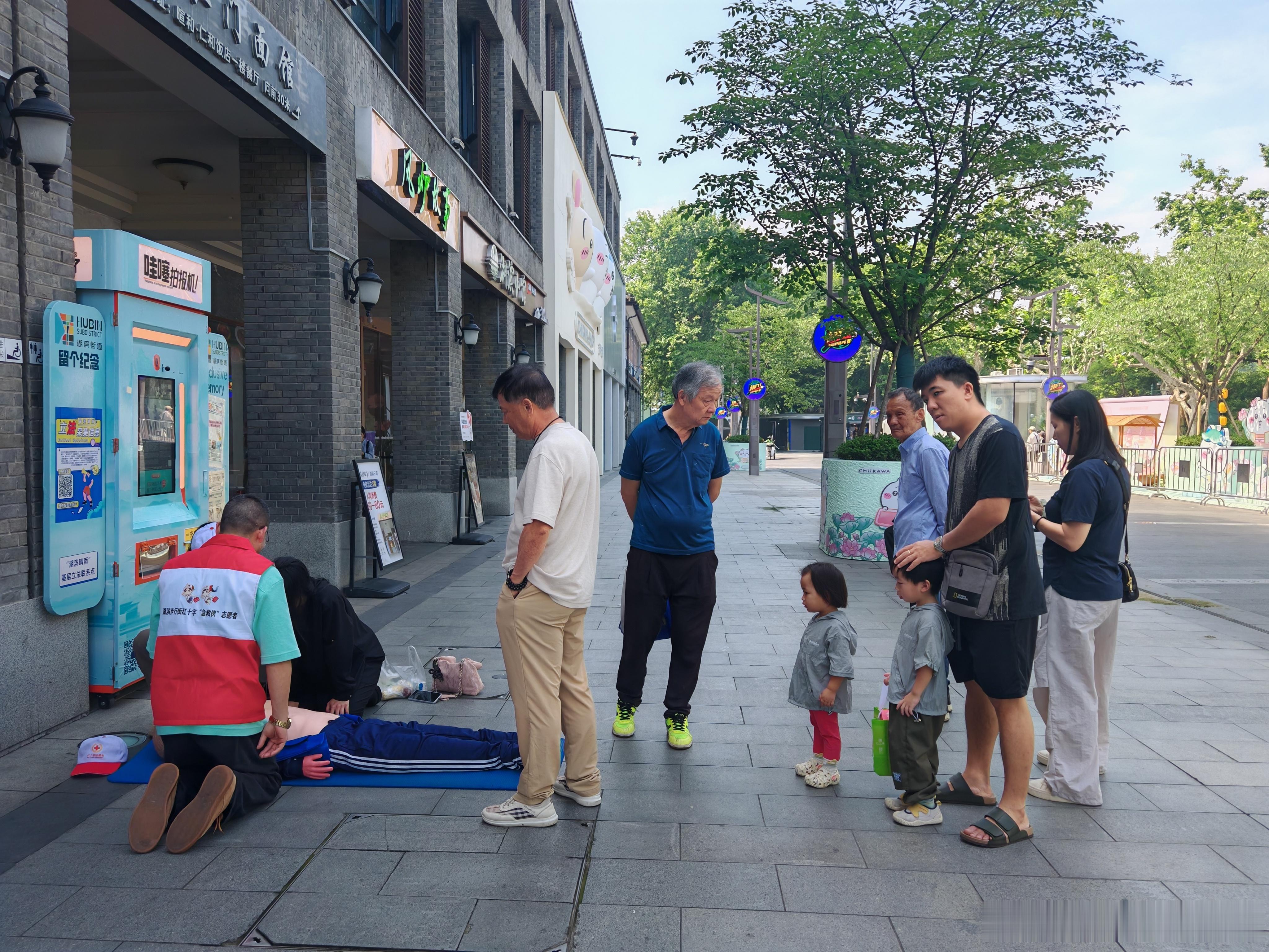 湖滨步行街上，“急救侠”织起一张看得见的生命守护网守望人道 协力前行 “黄金4分