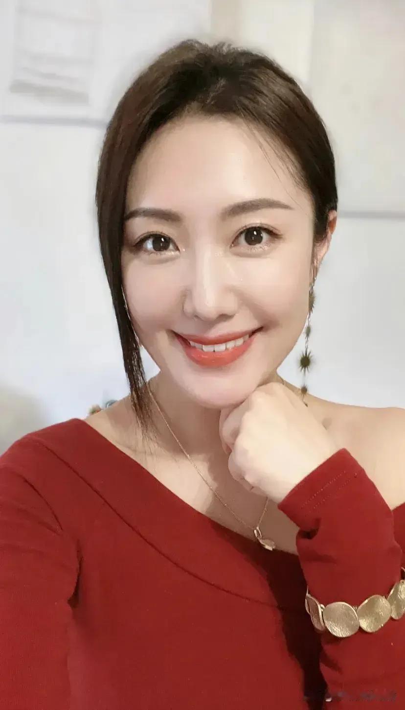 兰兰，骨子里的魅女人，微笑勾魂，红色露肩毛衣，黑色紧身裤