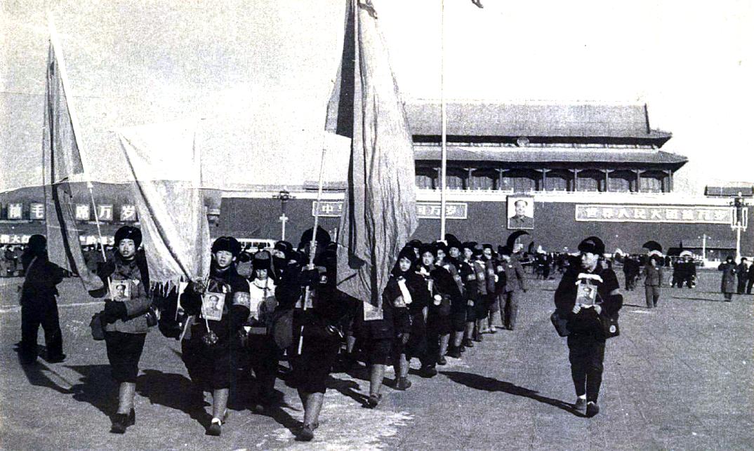 当清晨的第一缕阳光掠过金水桥，这支天安门前的队伍出发了。
脚下的路，从宽阔的长安