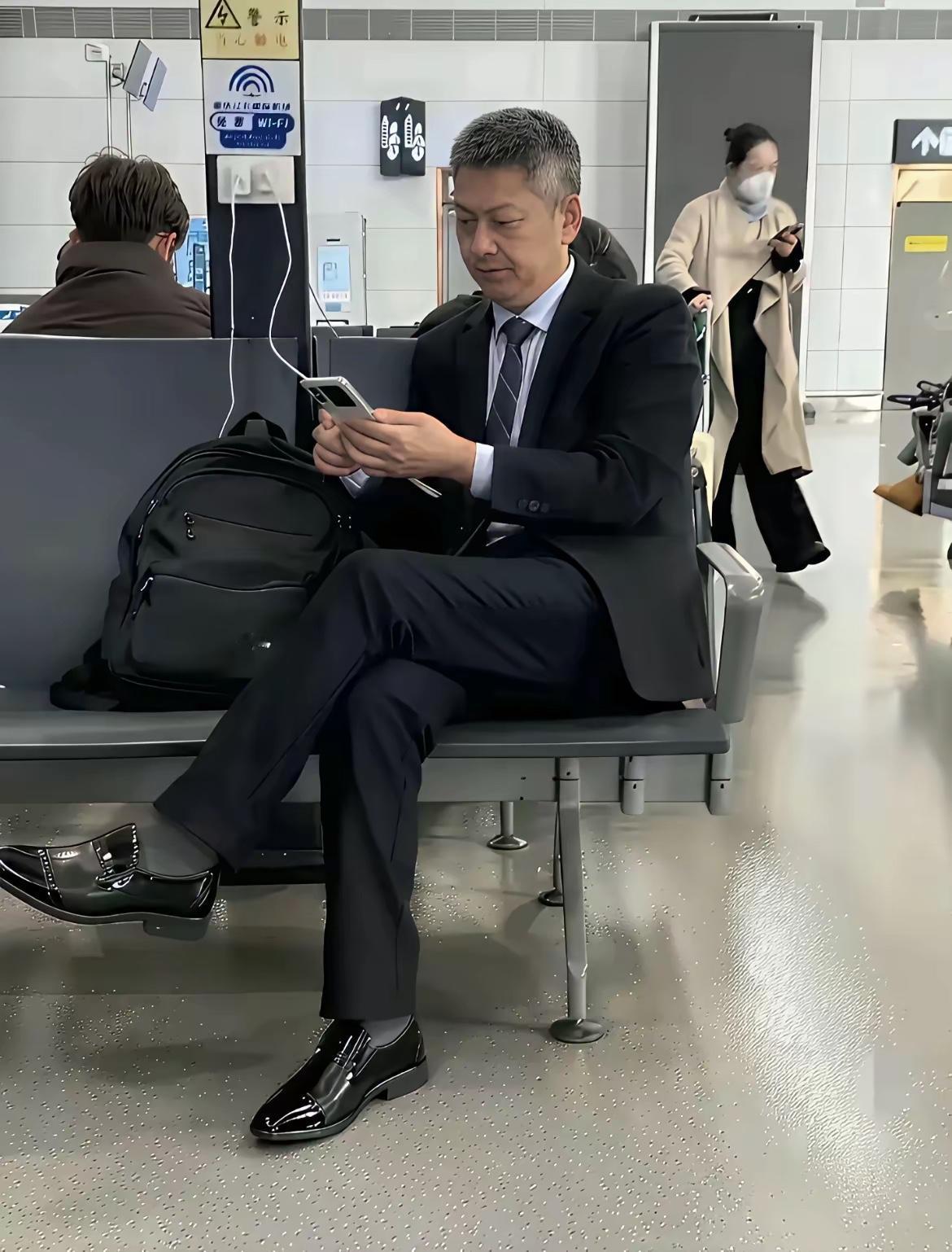 这位男士是私人单位上班，还是在体制内工作