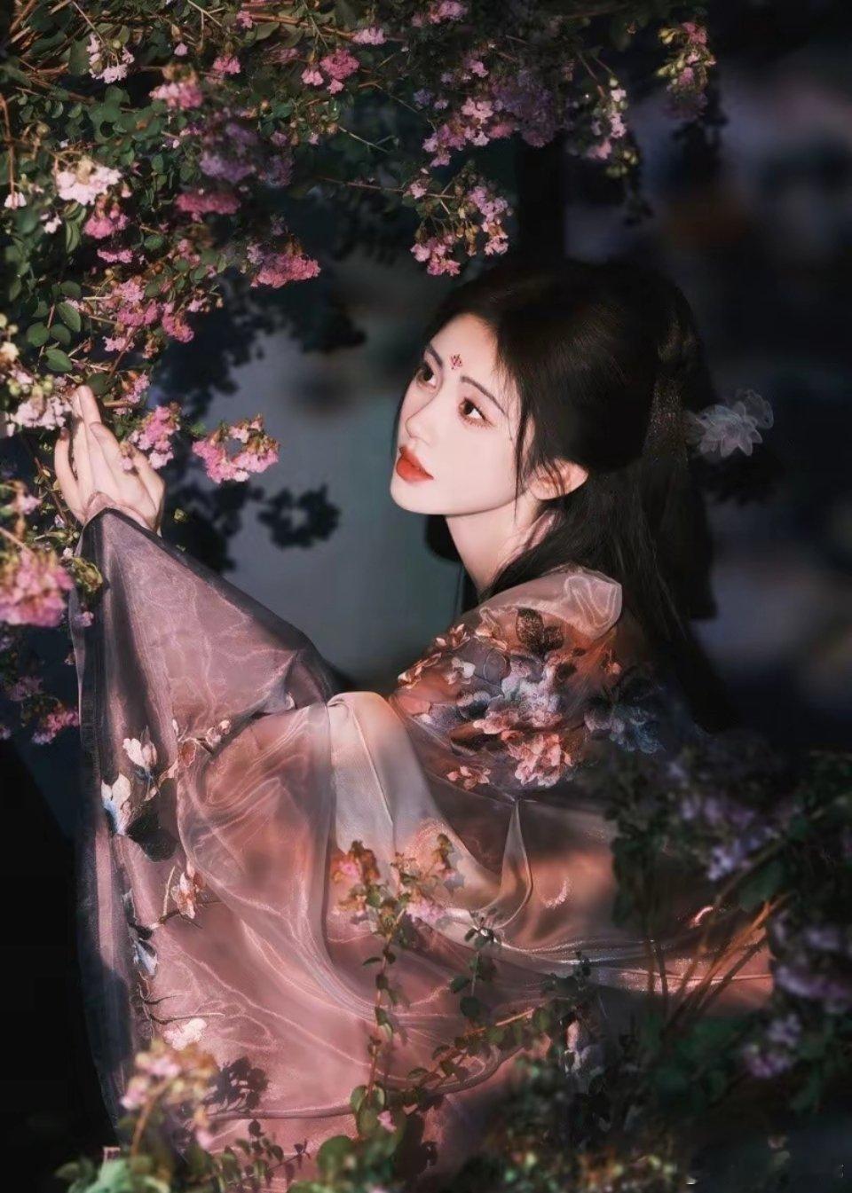 #鞠婧祎 嫦娥#鞠婧祎的嫦娥，一身飘飘欲仙的中式造型，搭配古风的舞美，一整个仙女