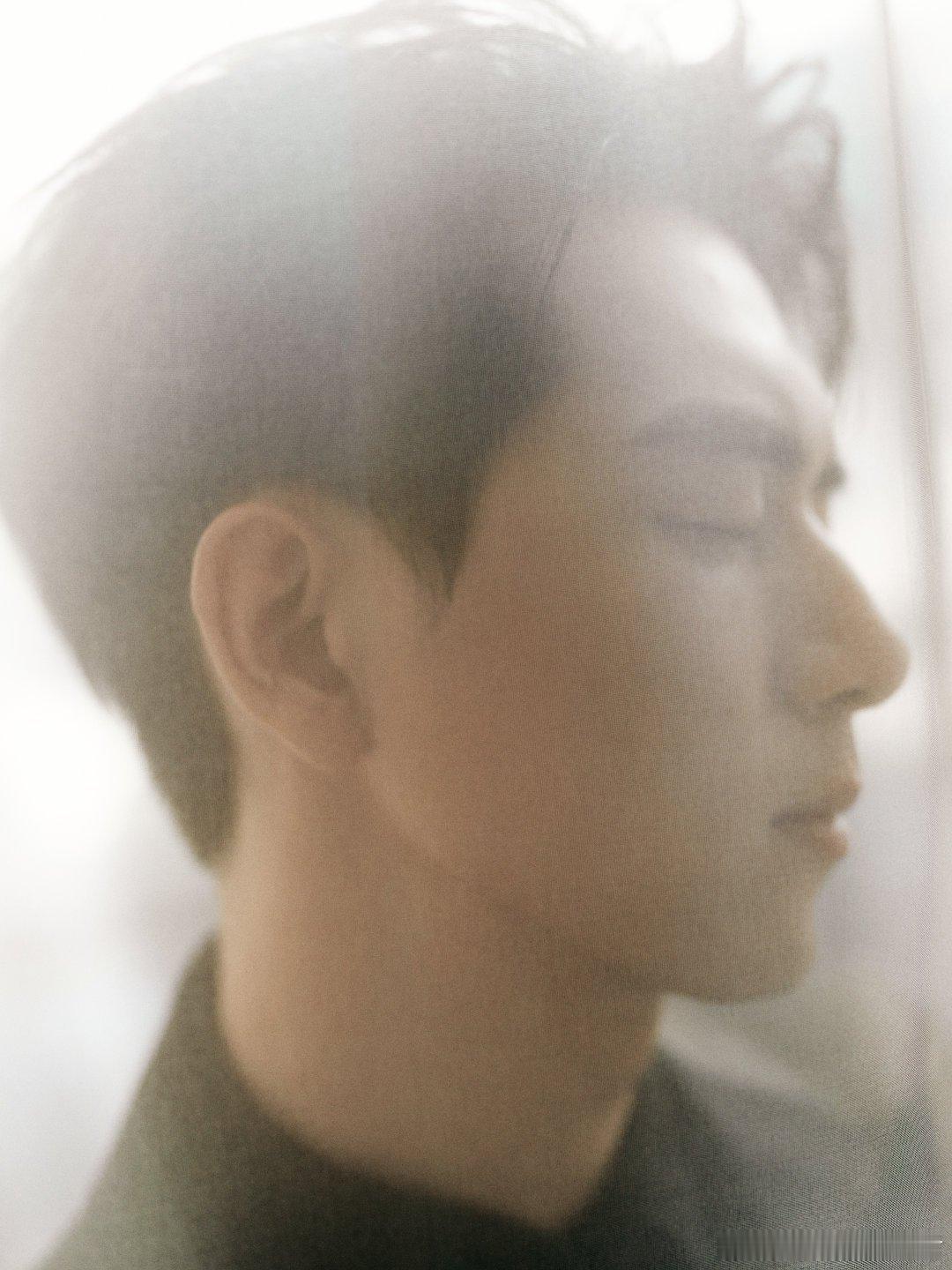 李现内娱的线下神图永动机 他一笑，全场心跳漏拍！李现今日线下状态绝了，侧颜杀、抬