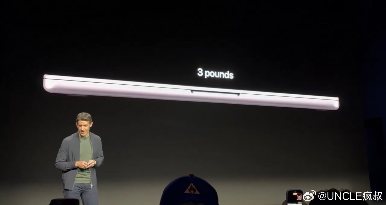 来了兄弟们！这就是苹果首款触控板 MacBook Pro3磅重（约 1.38KG