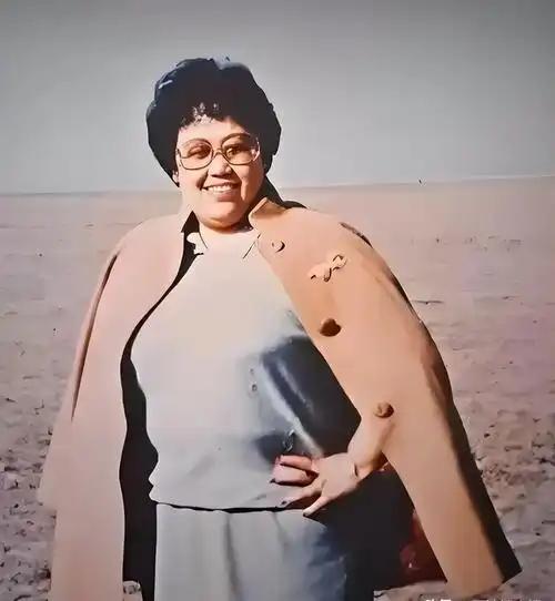 1959年，18岁的陈丽华与北京电信系统某高管结婚，生下一子两女后和平分手。从此