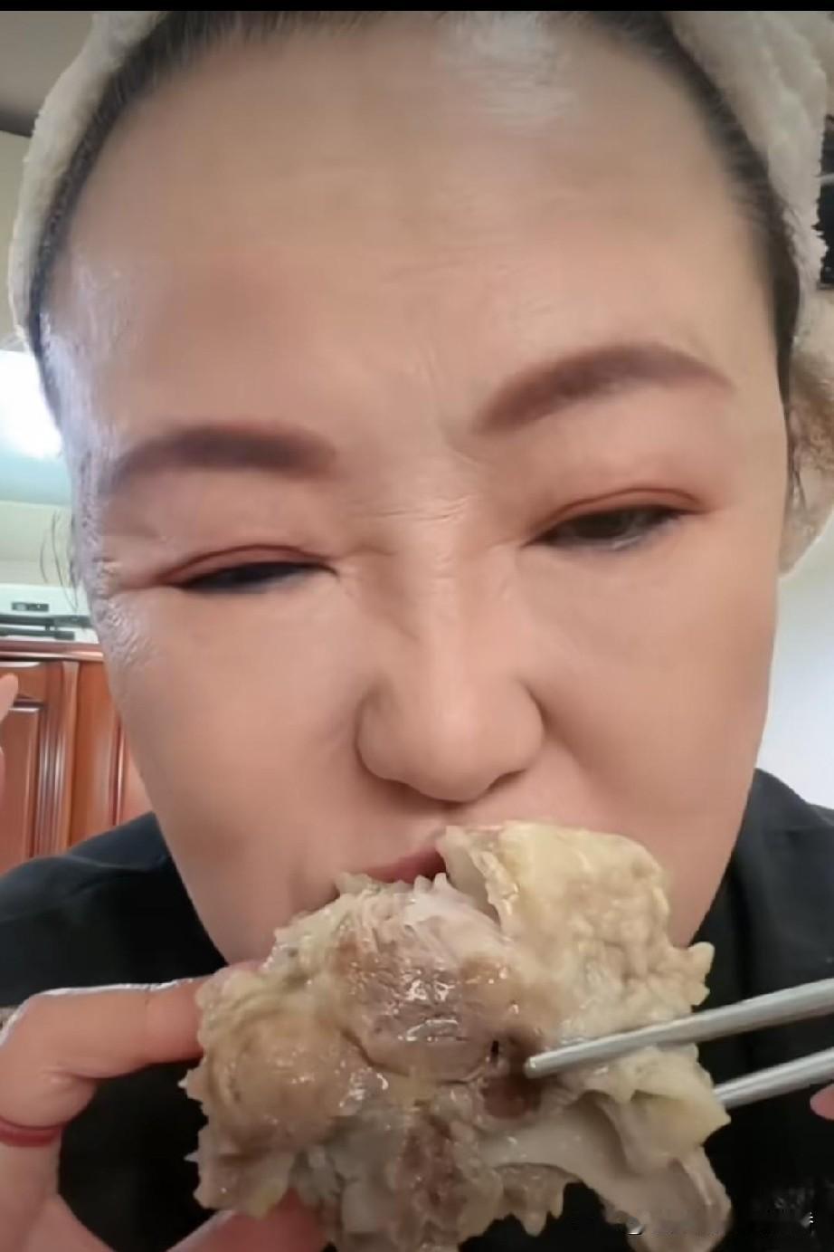 二人转演员孙立荣在直播间大口吃肉，一点也不顾及自己的形象，她遍吃遍说：“宝贝们，