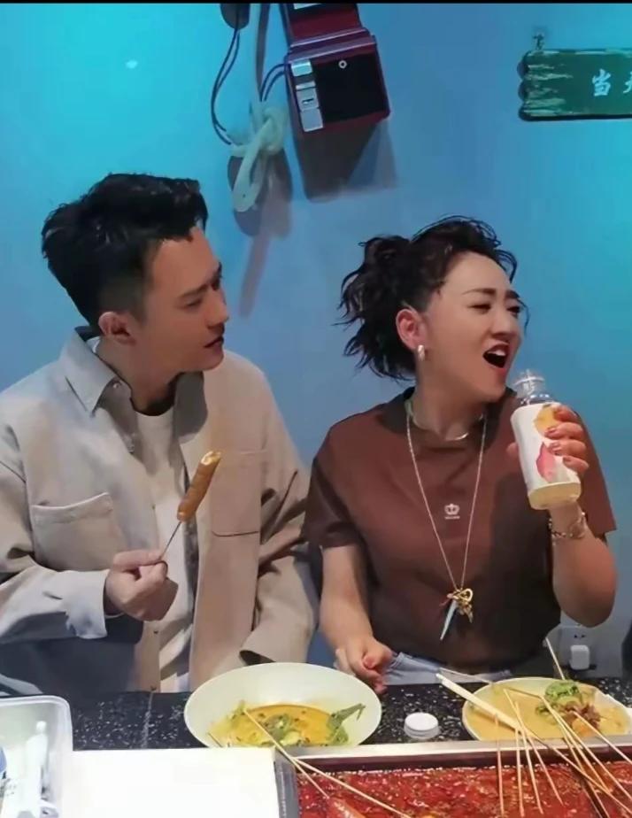 两位央视著名主持人一起聚餐