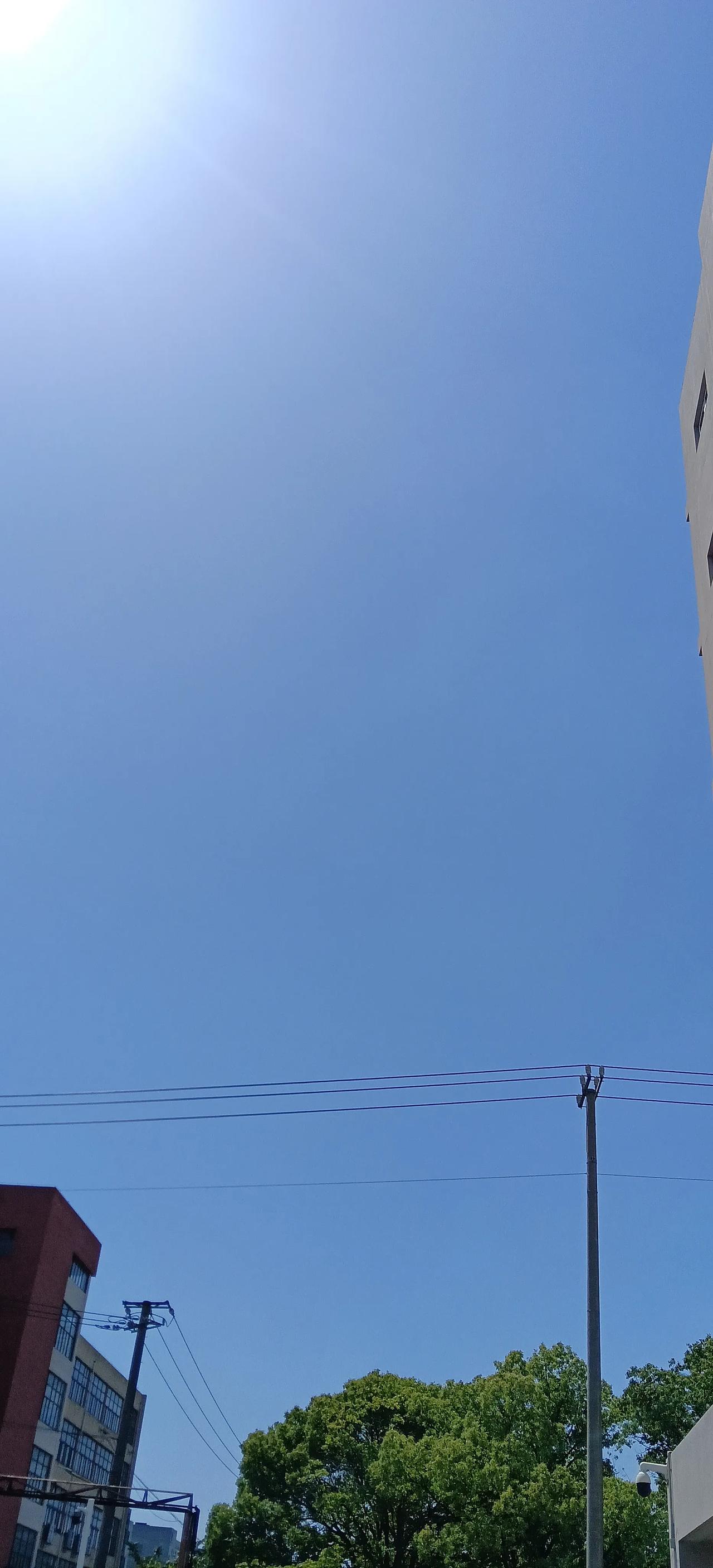 抬头随手拍下今日的天空，云卷云舒，满眼都是治愈的蓝，平凡日常也满是温柔✨
晒图赚