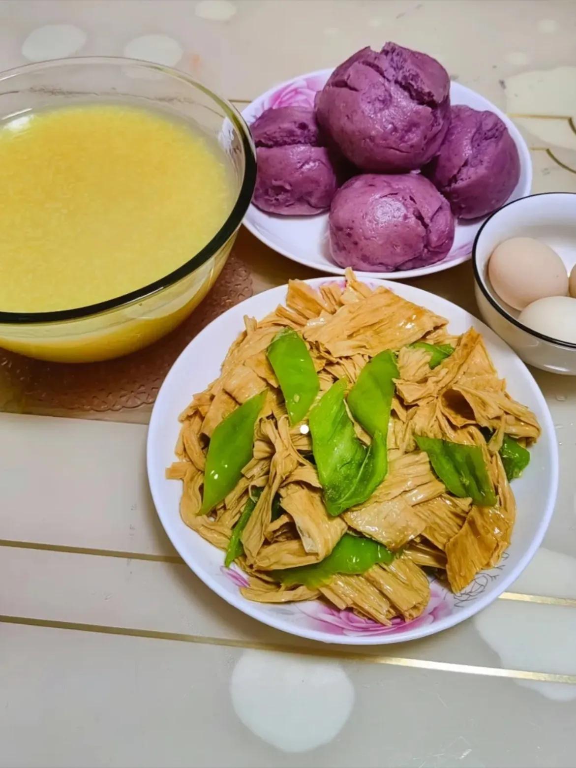 图一：是我前男友做的早餐，
图二：是现任老公做的，感觉有点后悔了

由于价值观问