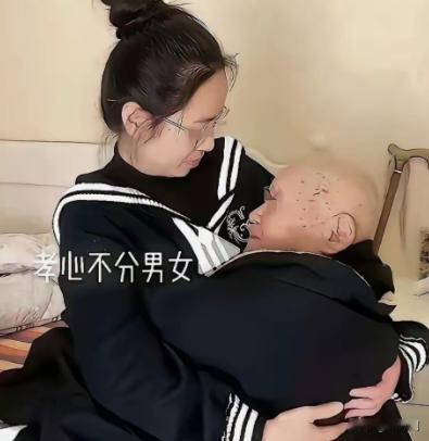 泪目！河南一个90后孙媳妇深夜给93岁爷爷换尿不湿，突然，爷爷拉住她：“孩子，抱
