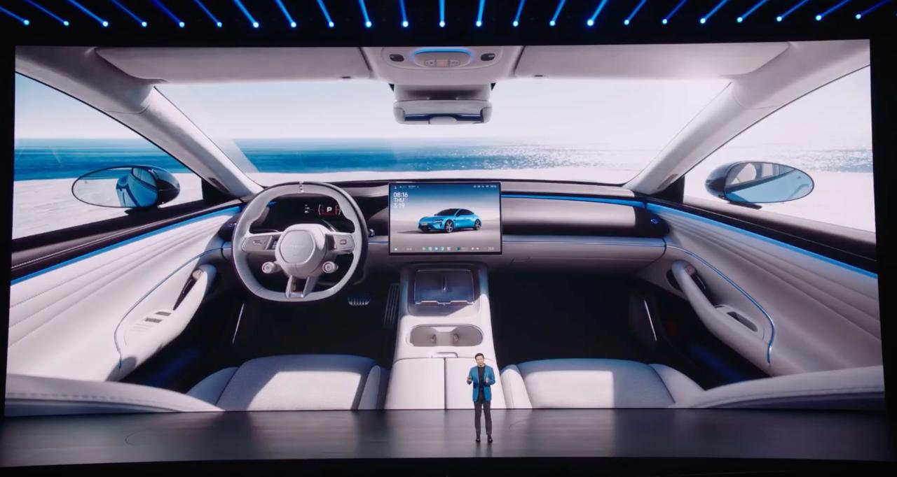 新一代SU7的内饰重新设计，确实高级感提升了不少，而且还标配18向调节的运动座椅