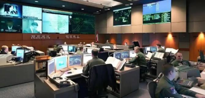 美国百年难遇的离谱场面发生了！

堂堂三军最高统帅，被自己的军队拦在作战指挥室门