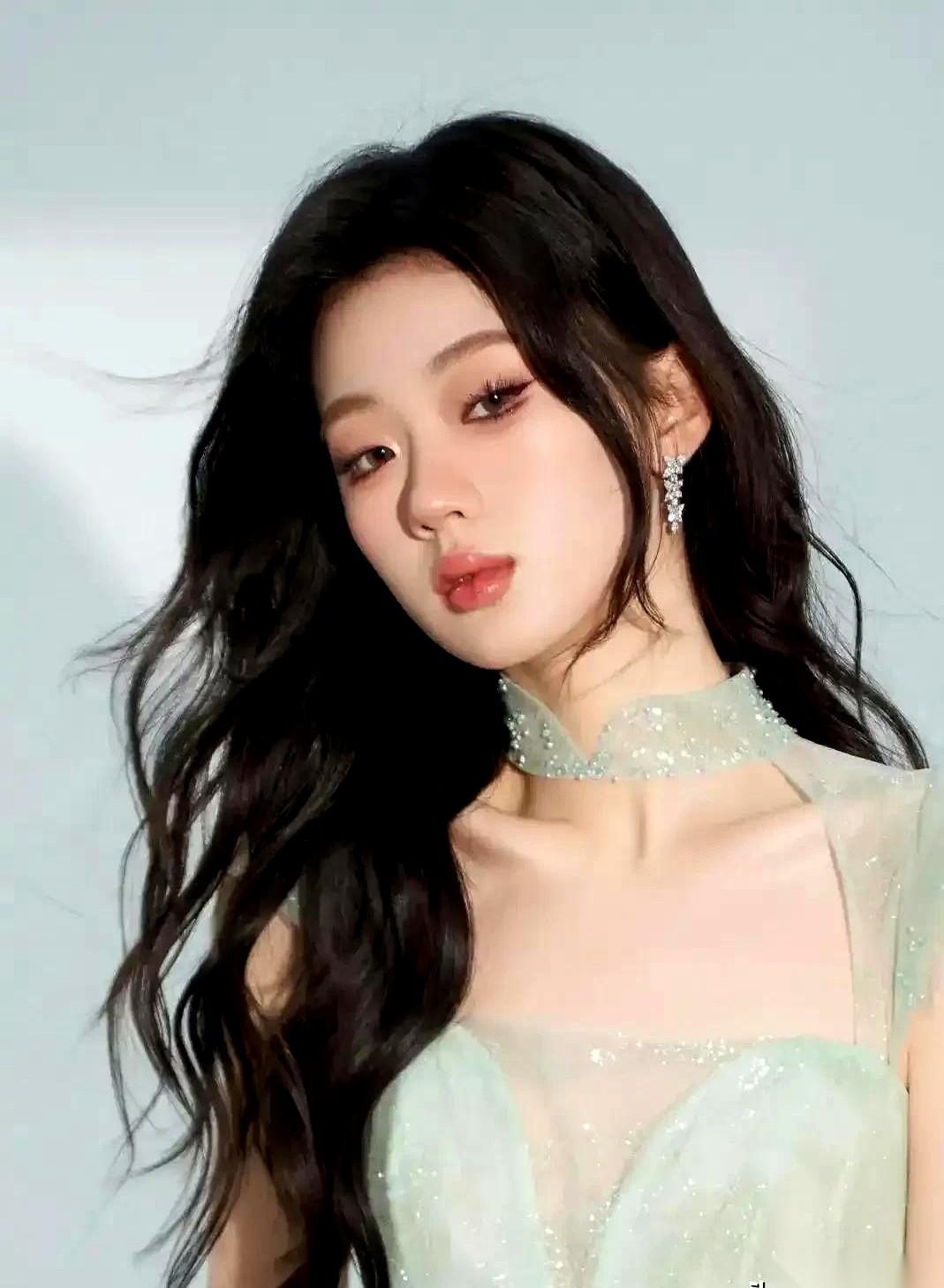 单依纯演唱会这事儿，本来没什么。
直到她拿着话筒，对着台下几万人，唱出这么一句：