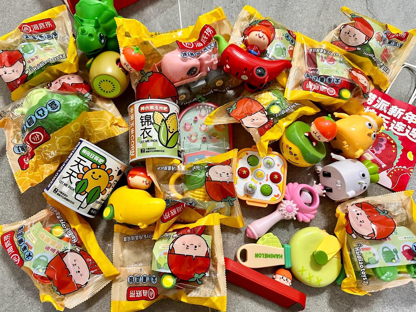 海底捞礼物 员工罚款购入我和朋友每次去海底捞，都会让小姐姐多送一个小礼物。本来还