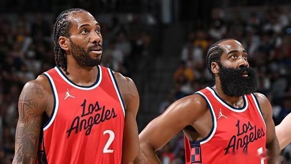 范甘迪一手打造了上赛季快船前三的防守，支持范甘迪上赛季替补后卫本斯，小哪个不能防