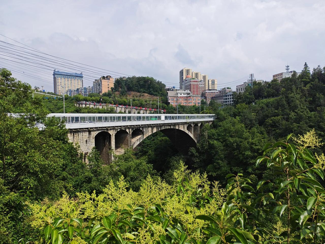 【镇雄县太牛了，有三个火车站一个飞机场】在云南省129个县（市）中，有三个火车站