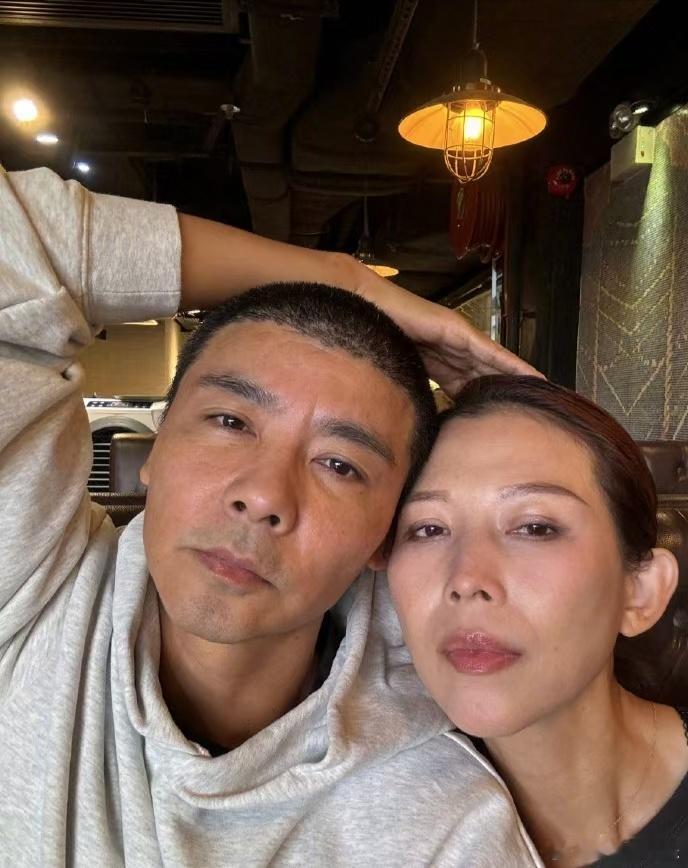 【#蔡少芬张晋夫妻相#】#蔡少芬称与张晋越长越像#蔡少芬晒出两张与老公张晋的自拍