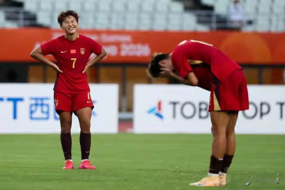 乌龙+丢球，中国女足0：2不敌朝鲜队止步半决赛，从技术层面上来说输的无话可说，但