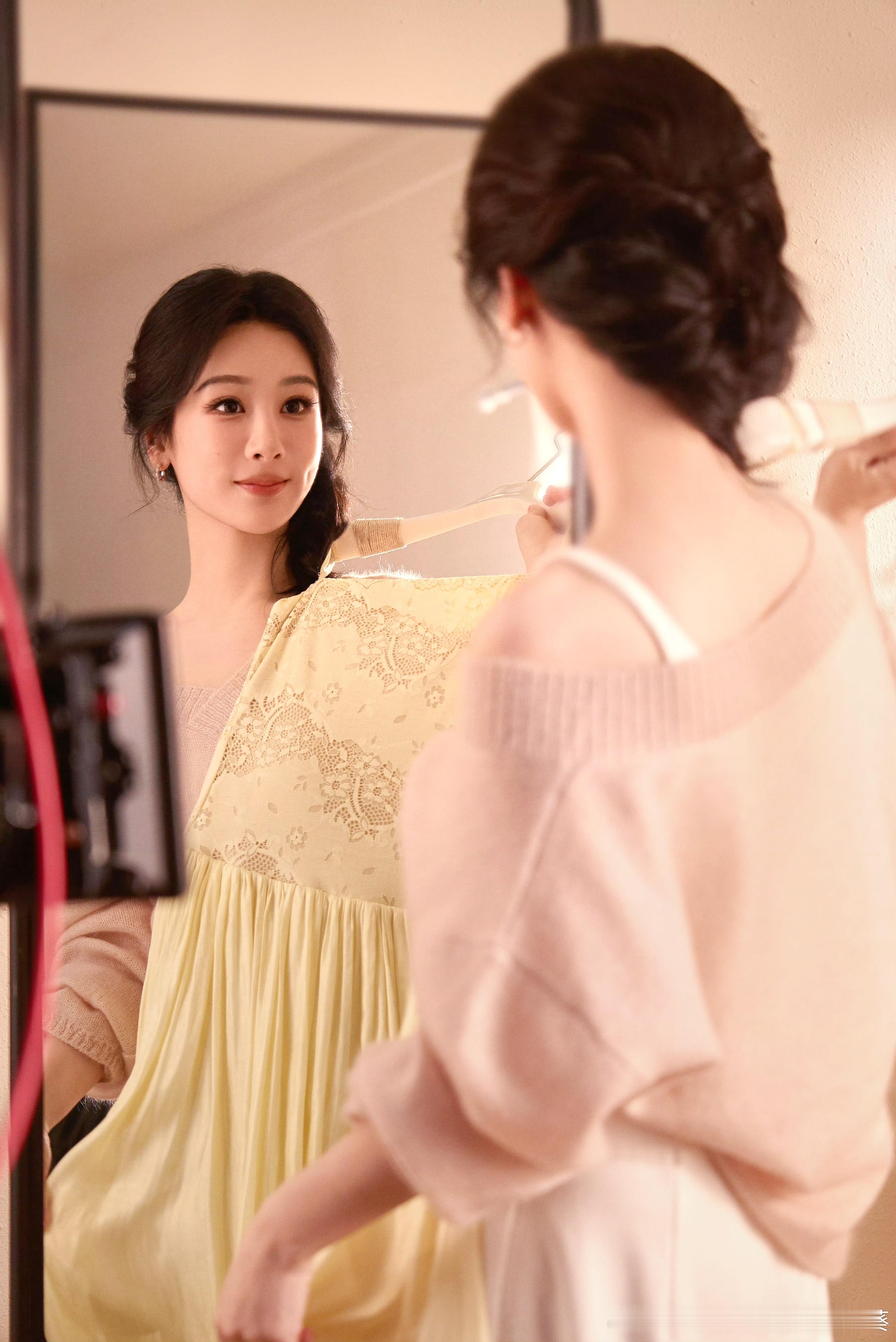 杨紫 💜杨紫董竹君 💜‍杨紫玉兰花开君再来 这个世界乱糟糟的，而你干干净净，
