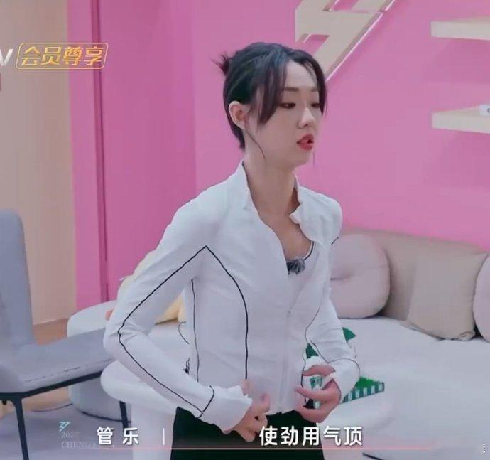 管乐根本没在听一心看陈昊宇 陈昊宇化身贴心小老师，耐心分享护嗓小知识，管乐却被对