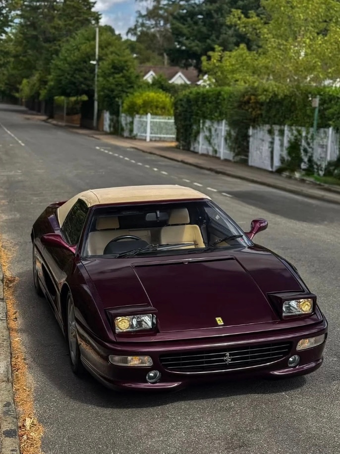 紫气东来的法拉利—F355Spider这辆车是来自1990年极具代表性的敞篷跑车