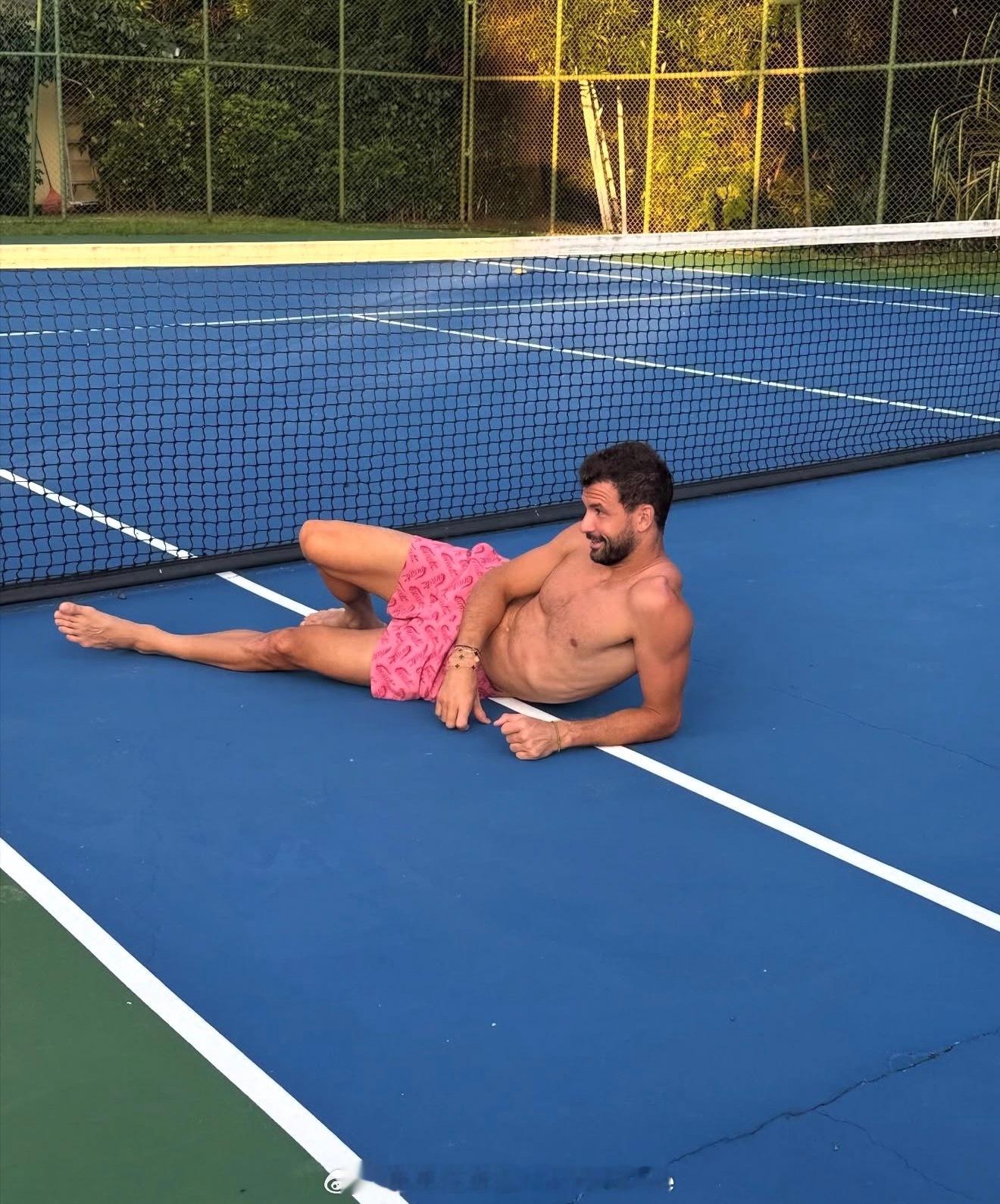 【迪米特洛夫在哥斯达黎加丽思卡尔顿度假】和女友两人大拍美照