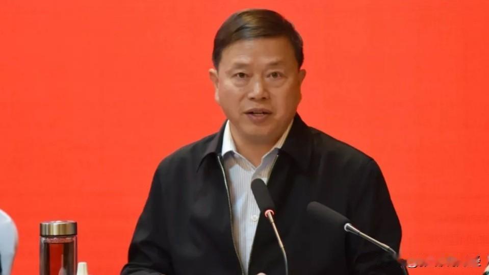 慈善领域揪出“硕鼠”，在主动投案近一年后，厅官田华兵被提起公诉，这意味着调查已经