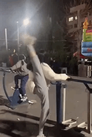 图1：小姑娘你没有朋友啊，不是说好随便玩一玩，你来真的啊？
图2：二哈：我只不过