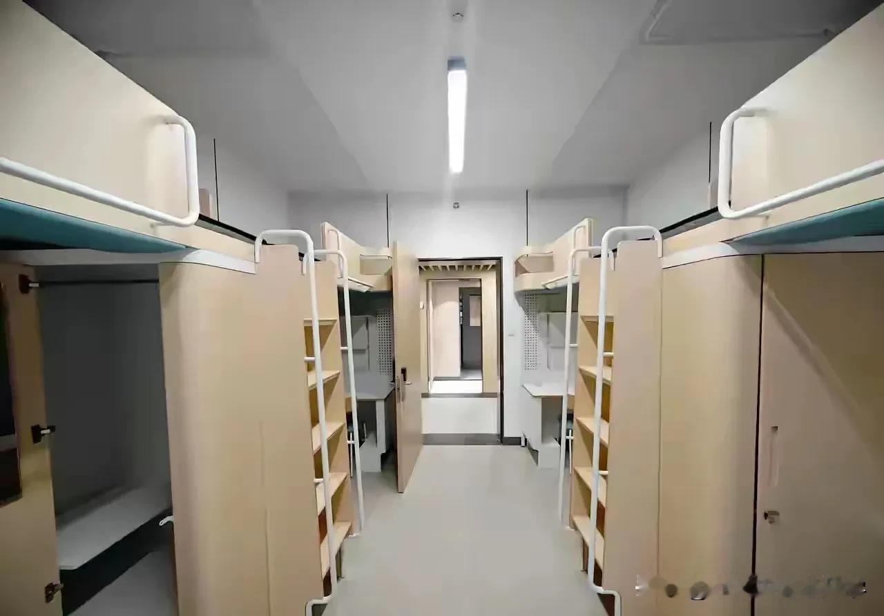 清华大学宿舍还是能代表国内顶尖水平的，
造型现代流畅，色调简洁温馨，
集学习功能