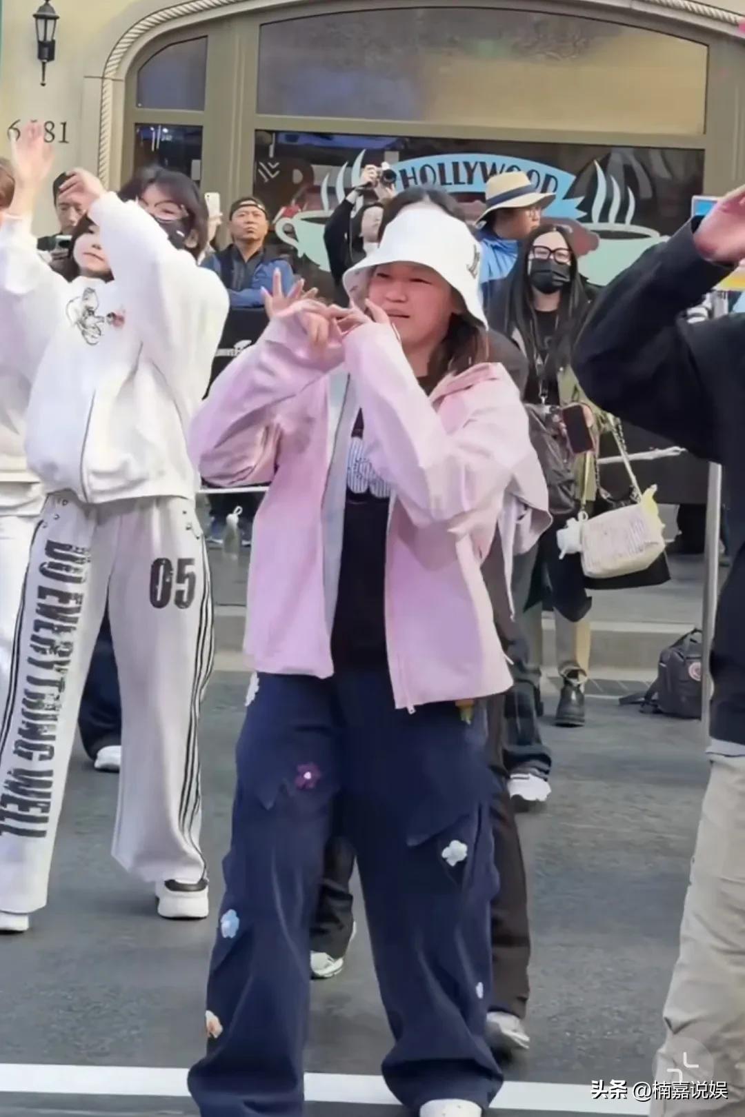 好样的，婵宝[赞]你就该这么样的肆意，开心的生活。
全红婵现身北京环球影城跳舞，