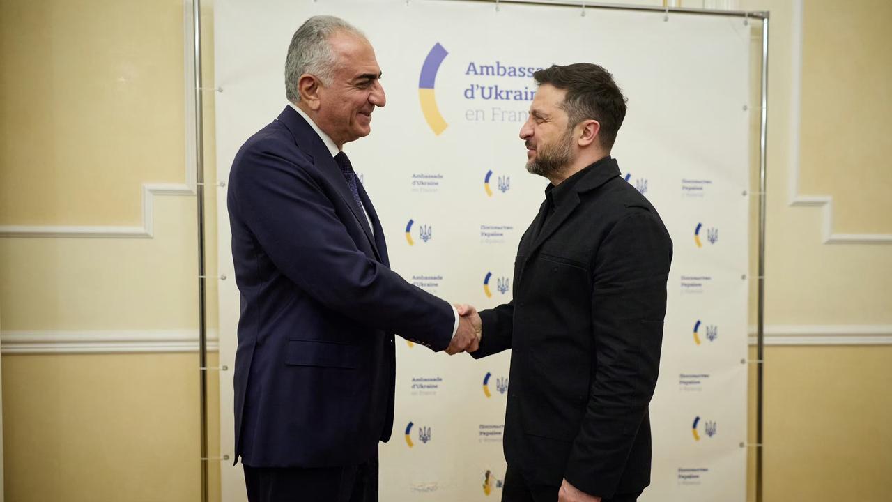 泽连斯基和礼萨·巴列维在巴黎见面，二人相谈甚欢。

泽连斯基是乌克兰现任总统，巴