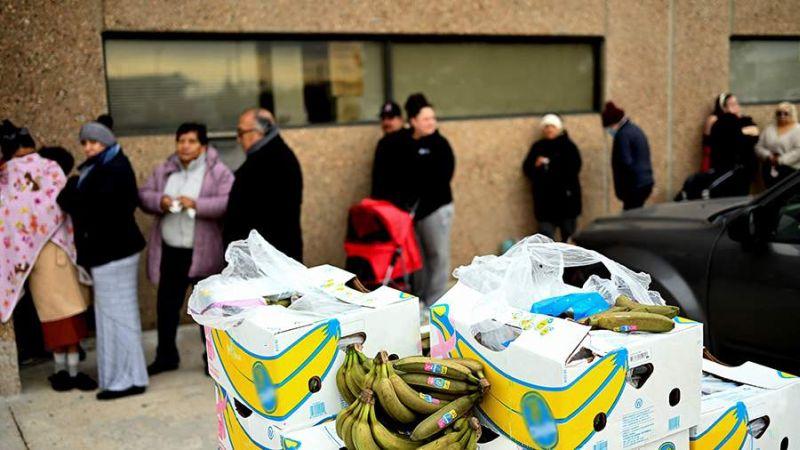 美国人排队领取免费食物，原因是政府停摆。
由于美国国会未能通过预算，政府及国家机