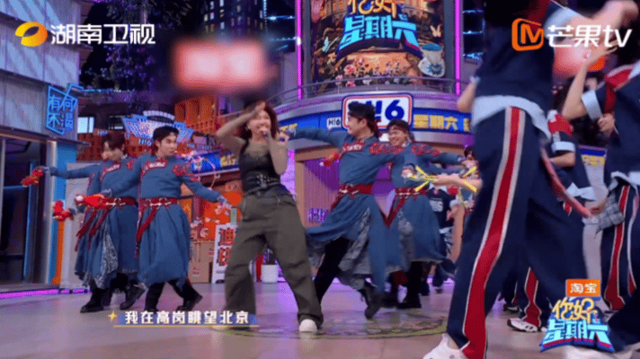 乌兰图雅这下真来套汉子了乌兰图雅好六唱《套马杆》迎来了最权威的阵容，时代少年团围