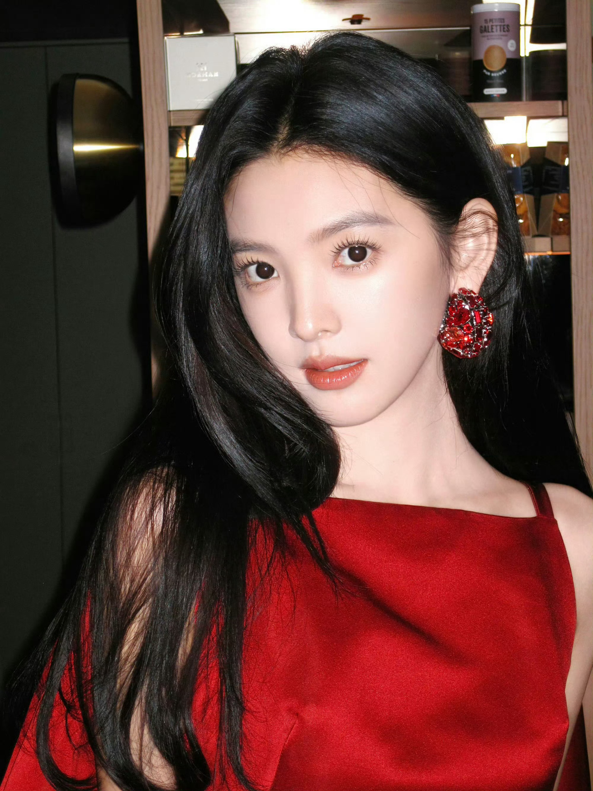 章若楠黑发红裙照章若楠黑发红裙太美了[爱慕] ​​​