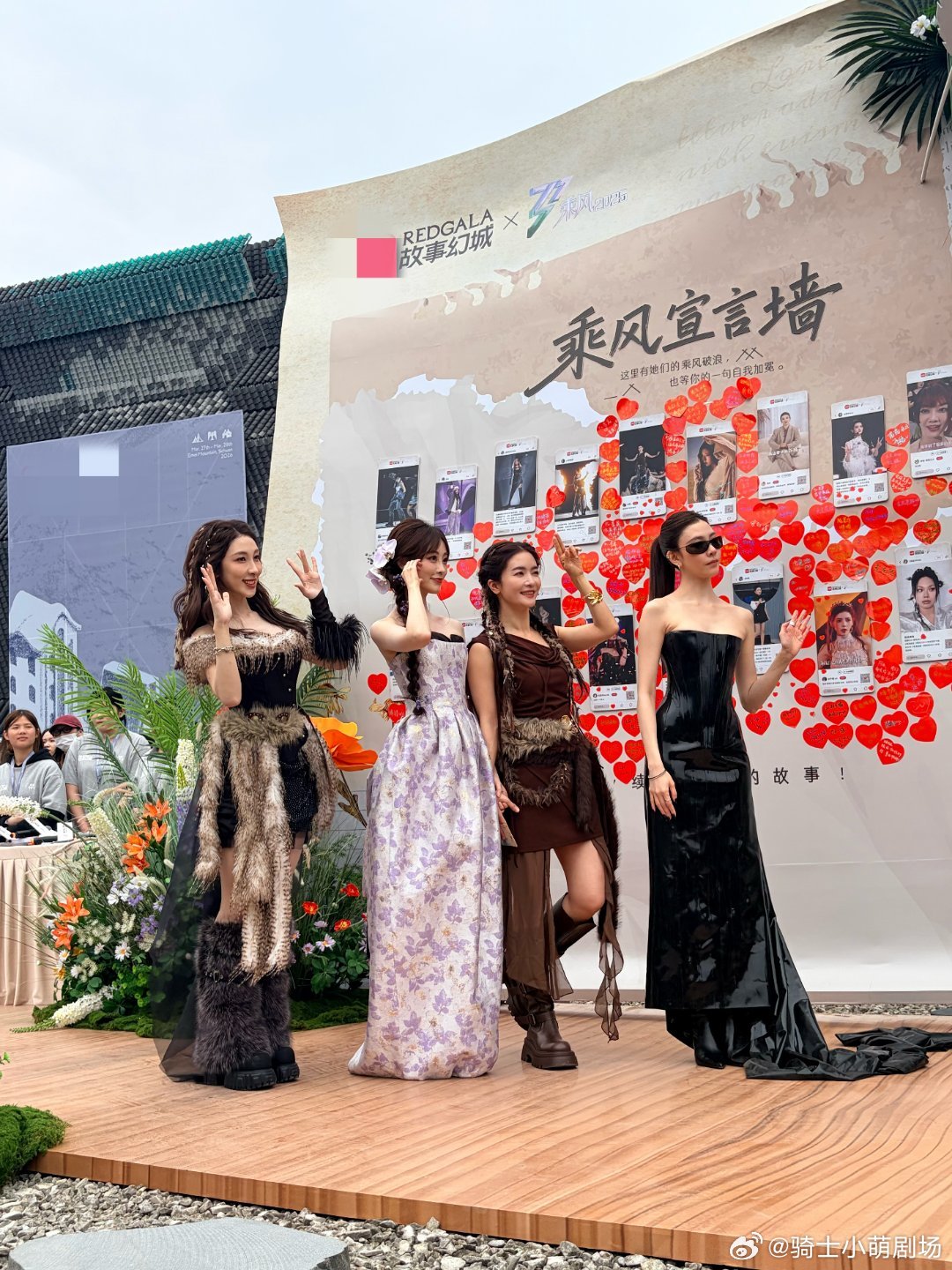 祝绪丹把李晟抱起来签名展台上为了顺利签名，祝绪丹直接稳稳抱起李晟，画面温馨又可爱