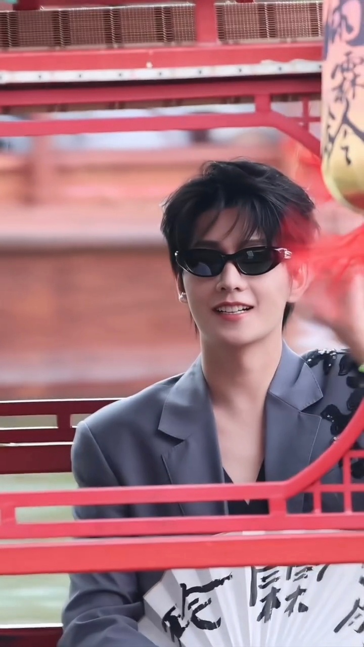 杨洋开封必吃榜第一杨洋墨镜一戴真的好酷好帅……河南人我真的一点也不羡慕你们一点也
