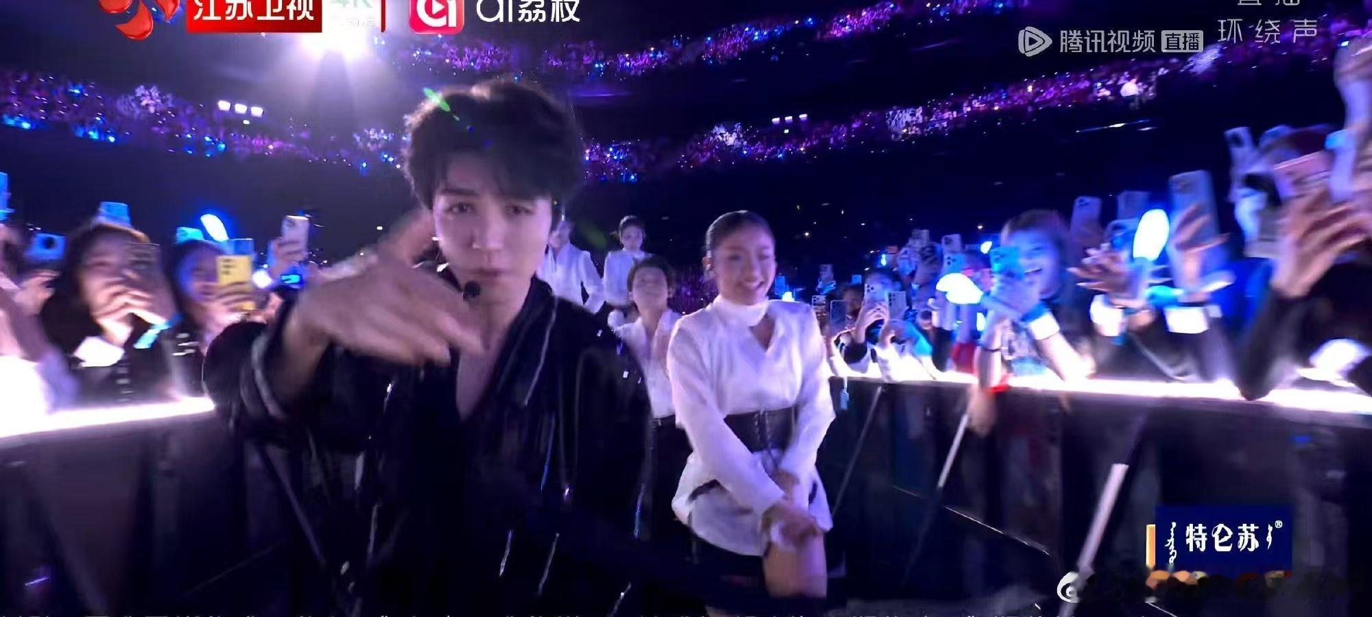 王俊凯江苏跨年舞台表现力王俊凯跨年舞台表现力王俊凯江苏跨年舞台表现力，哇塞，