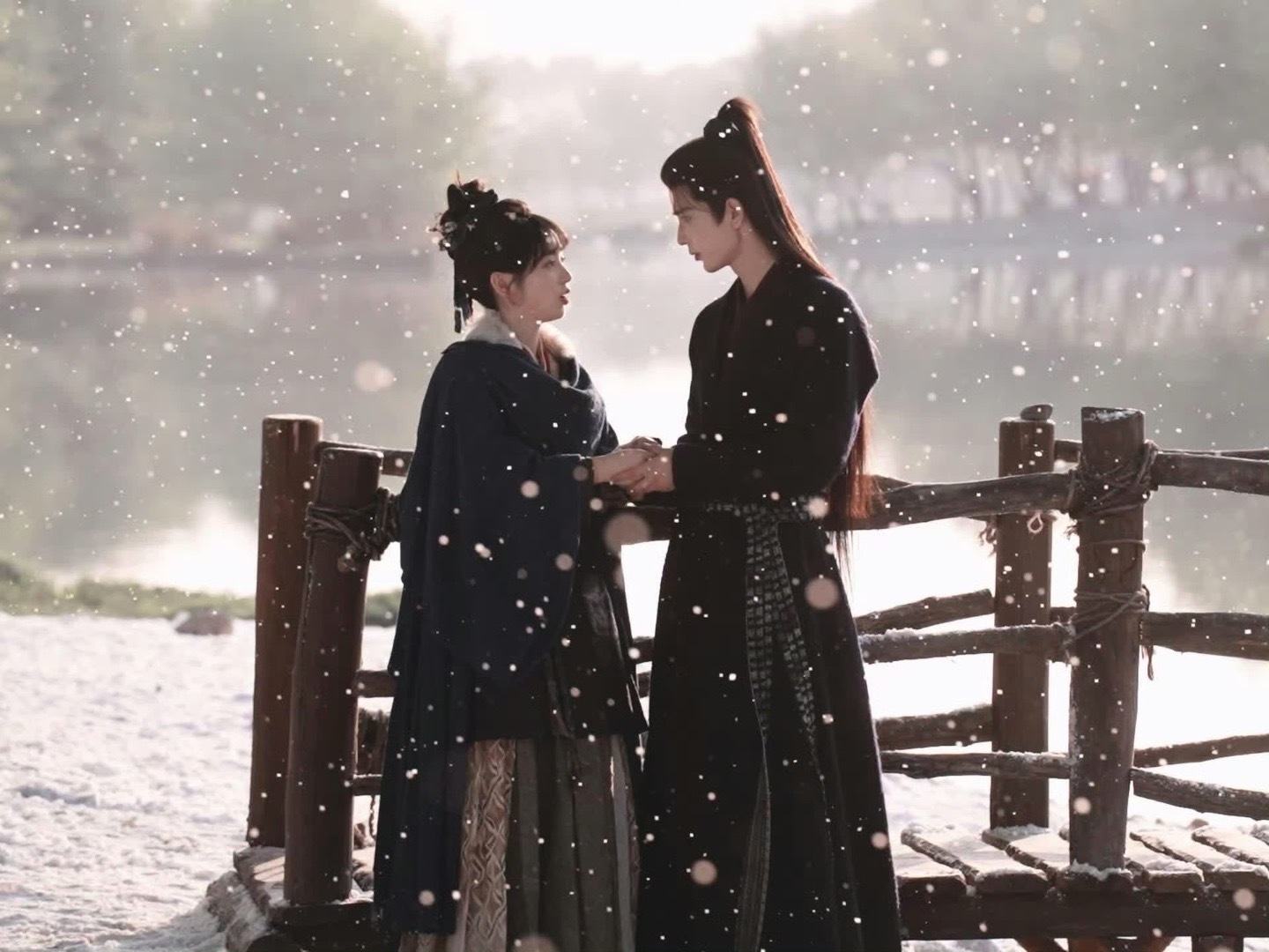 张凌赫田曦薇逐玉情人节物料 