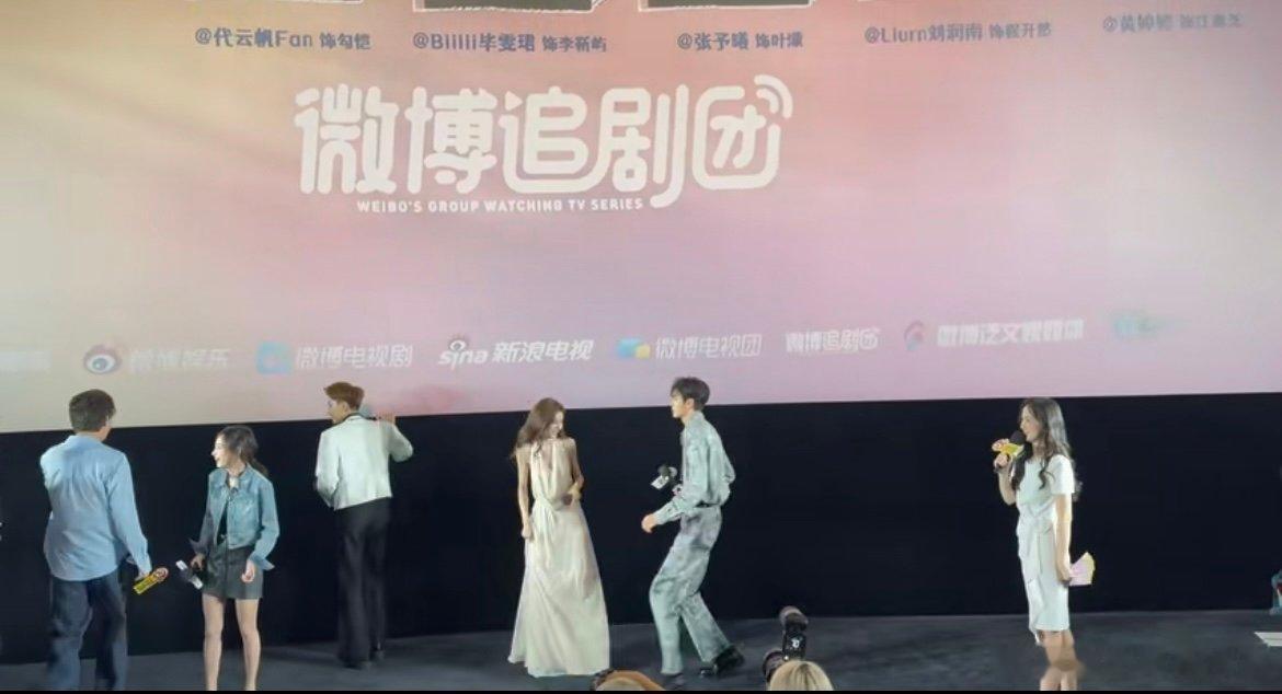 毕雯珺满场跑壁咚张予曦 谁还没被这个“毫不犹豫”的壁咚戳中？毕雯珺转身就跑的果断