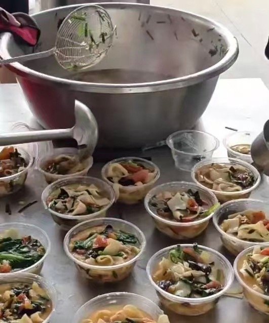 【千里赴桂送热饭朴实河南人藏着家国担当】看到河南“漂流哥”赵占胜连夜开车1600