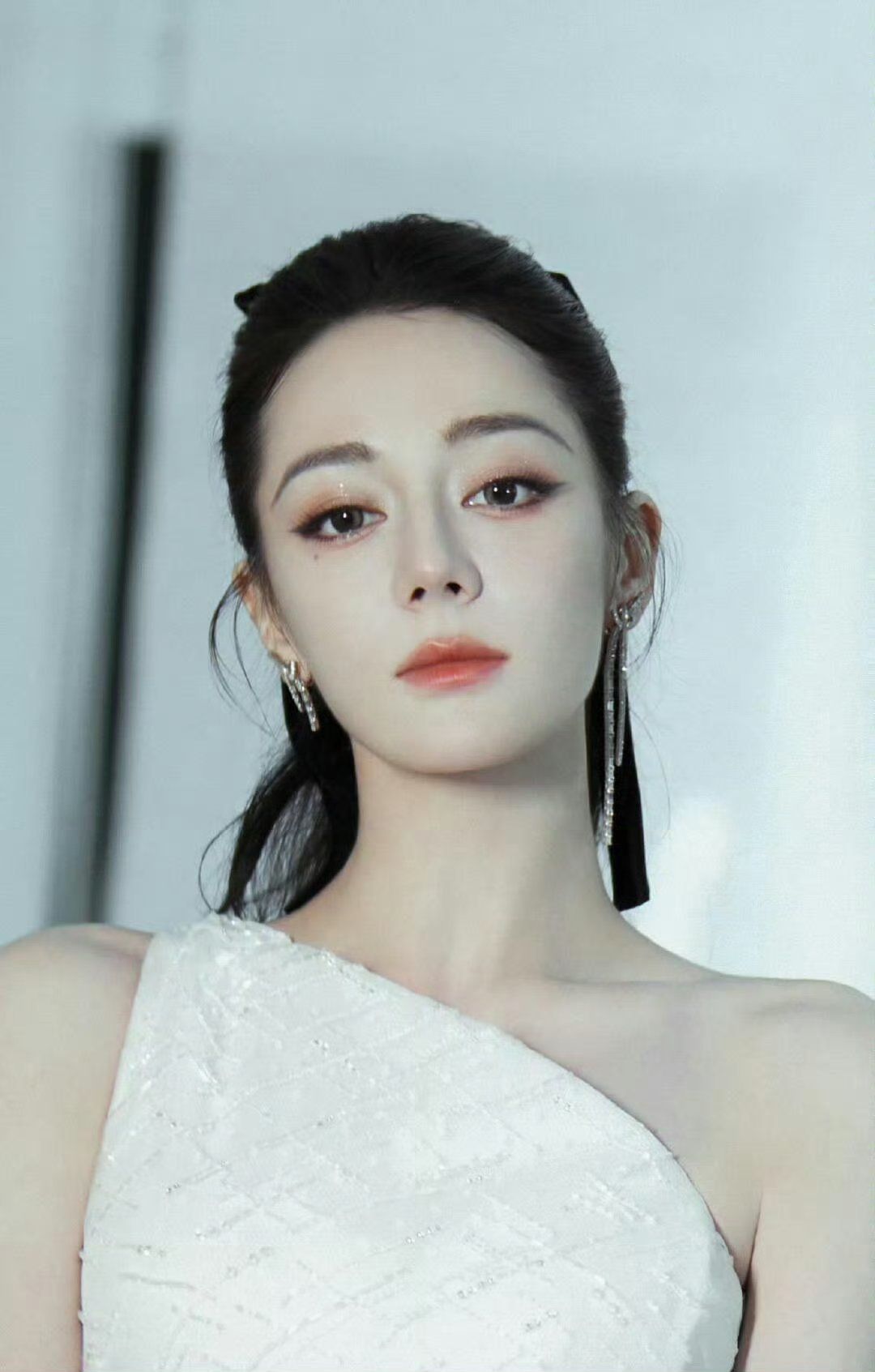 迪丽热巴梳大光明还能如此美萌大光明发型一直是很考验骨相的造型，没有刘海修饰，整张