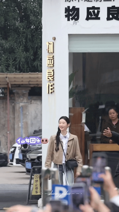 张艺凡上班迷路也不忘饭撒 即便迷路了，凡子依然放不下粉丝，心里全是爱与责任。每次