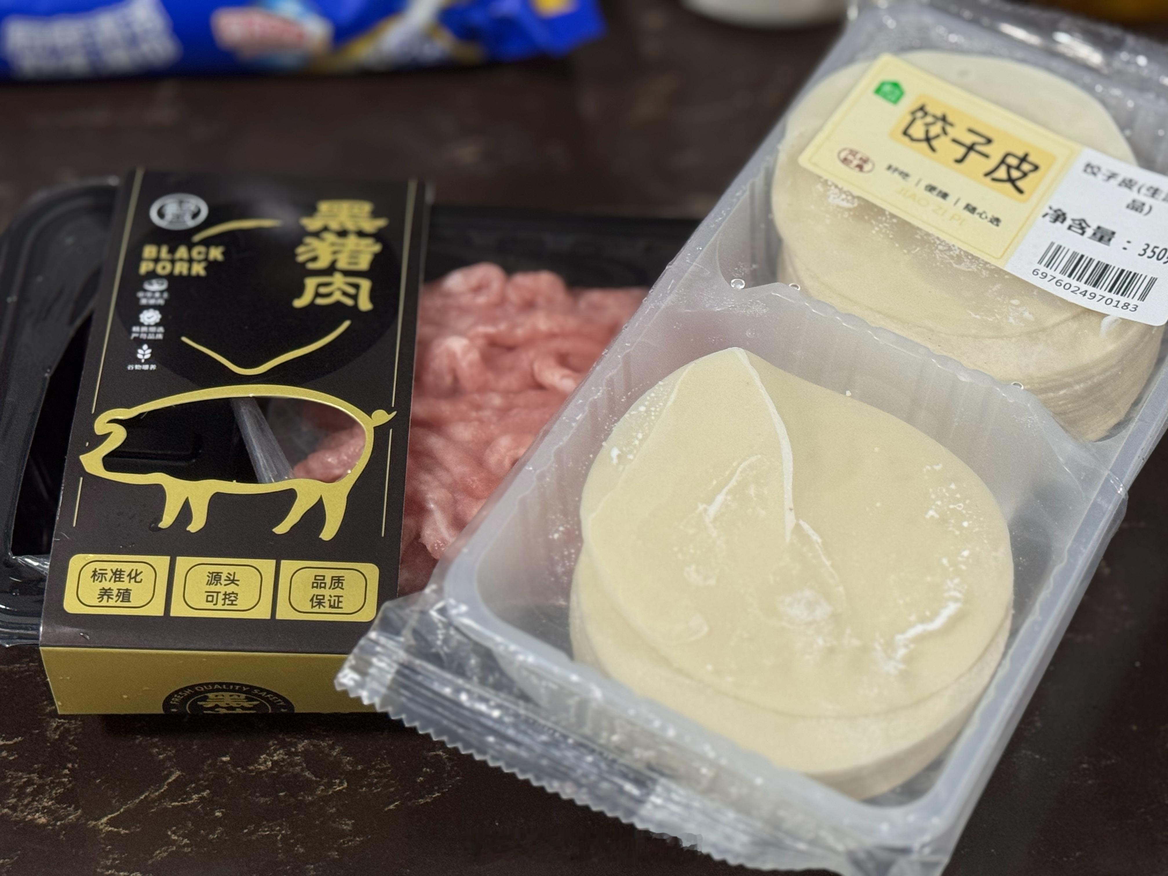 为了别人给的一把韭菜，🦛叫了肉糜、饺子皮～为了凑单，又买了吐司、青菜、烧麦，也