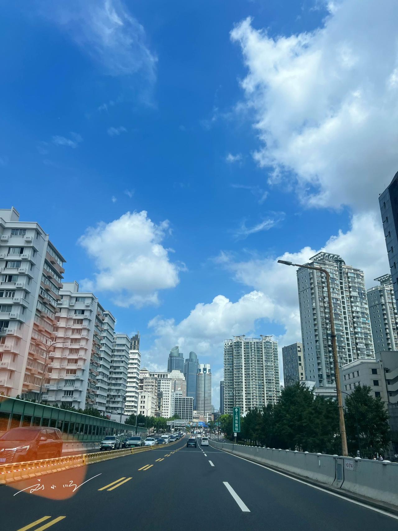 今天上海的天空好美！白天是干干净净的水晶天，傍晚则是红透半边天的晚霞，气温还很舒