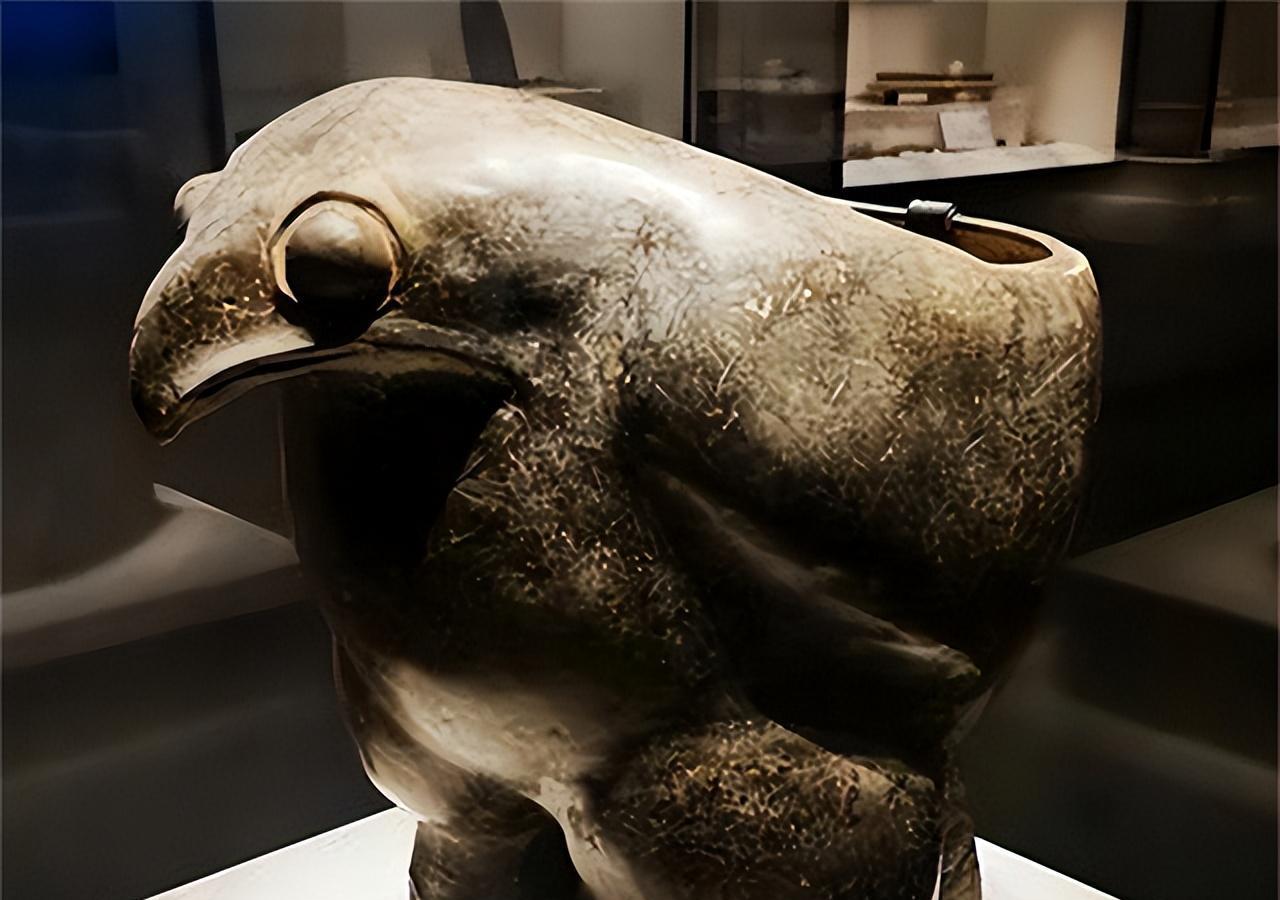 1957年，一位陕西男孩刚出门，一只公鸡就气势汹汹地冲过来，在他腿上狠狠地啄了一