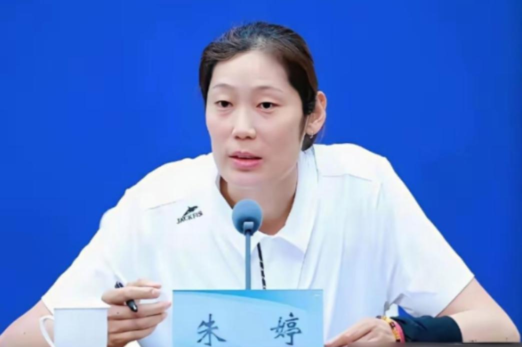 一步错步步错！

中国女排如今的艰难处境，完全是咎由自取。当初为了所谓的快速换代