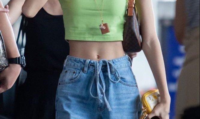 推上热议，Lisa的完美腹肌 