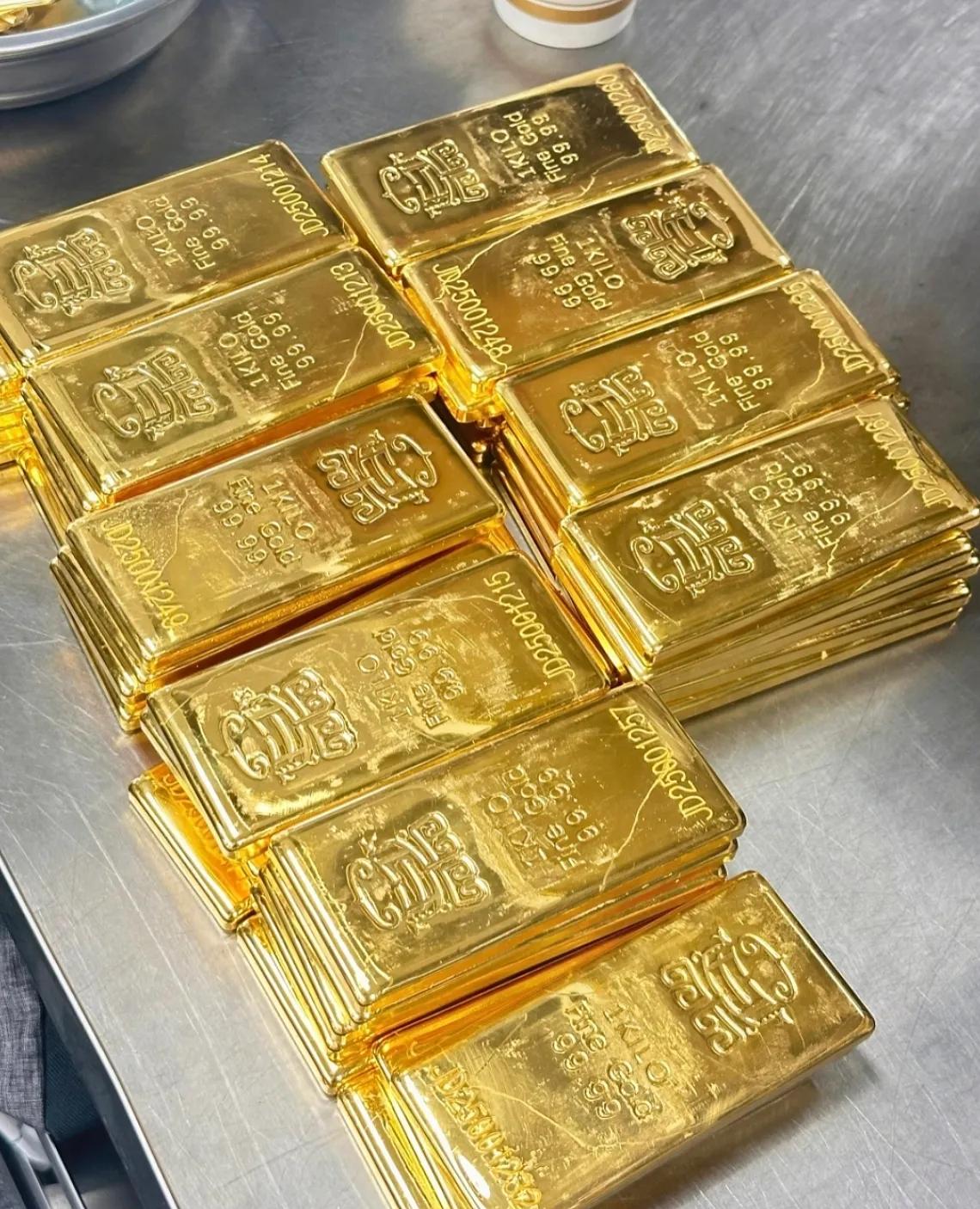 1月15日，
手里有黄金的人，
赶紧卖了吧，因为2026年
的金价走势很有可能就