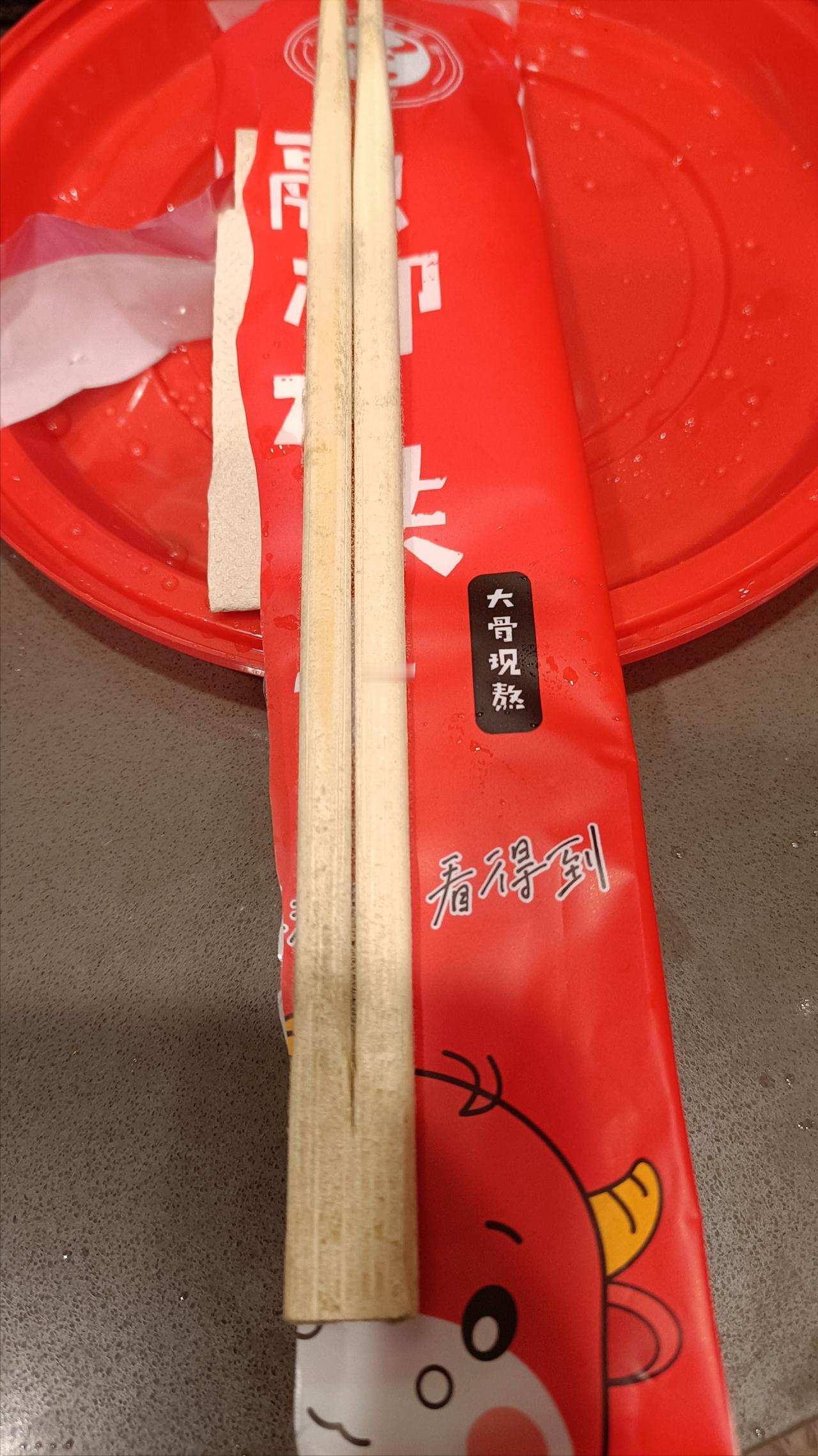 大家点外卖如果使用商家配的一次性竹筷，千万要注意检查有没有发霉的情况，尤其是在广