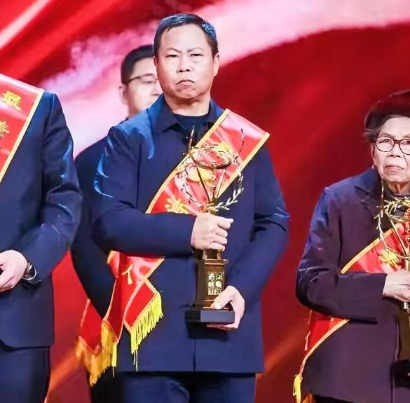 2024年，浙江船老大沈华忠出海时，突然接到求救信号，他当场砍断6300只蟹笼，