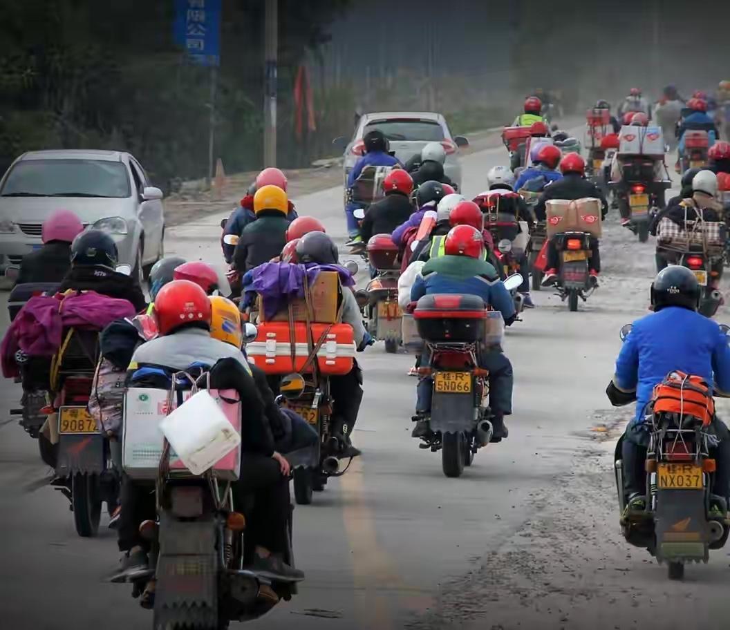 又是一年春运，突然发现，那支曾浩浩荡荡、风雨兼程的摩托车返乡大军，是真的淡出了我